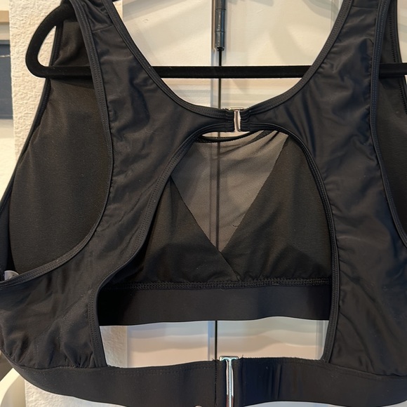 BNWT Swim top with mesh insert and double back clasp closures - Picture 4 of 5